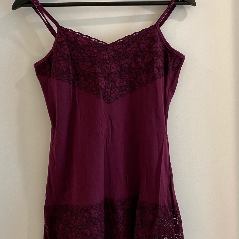 😁 Maroon tank top with lace on top and bottom